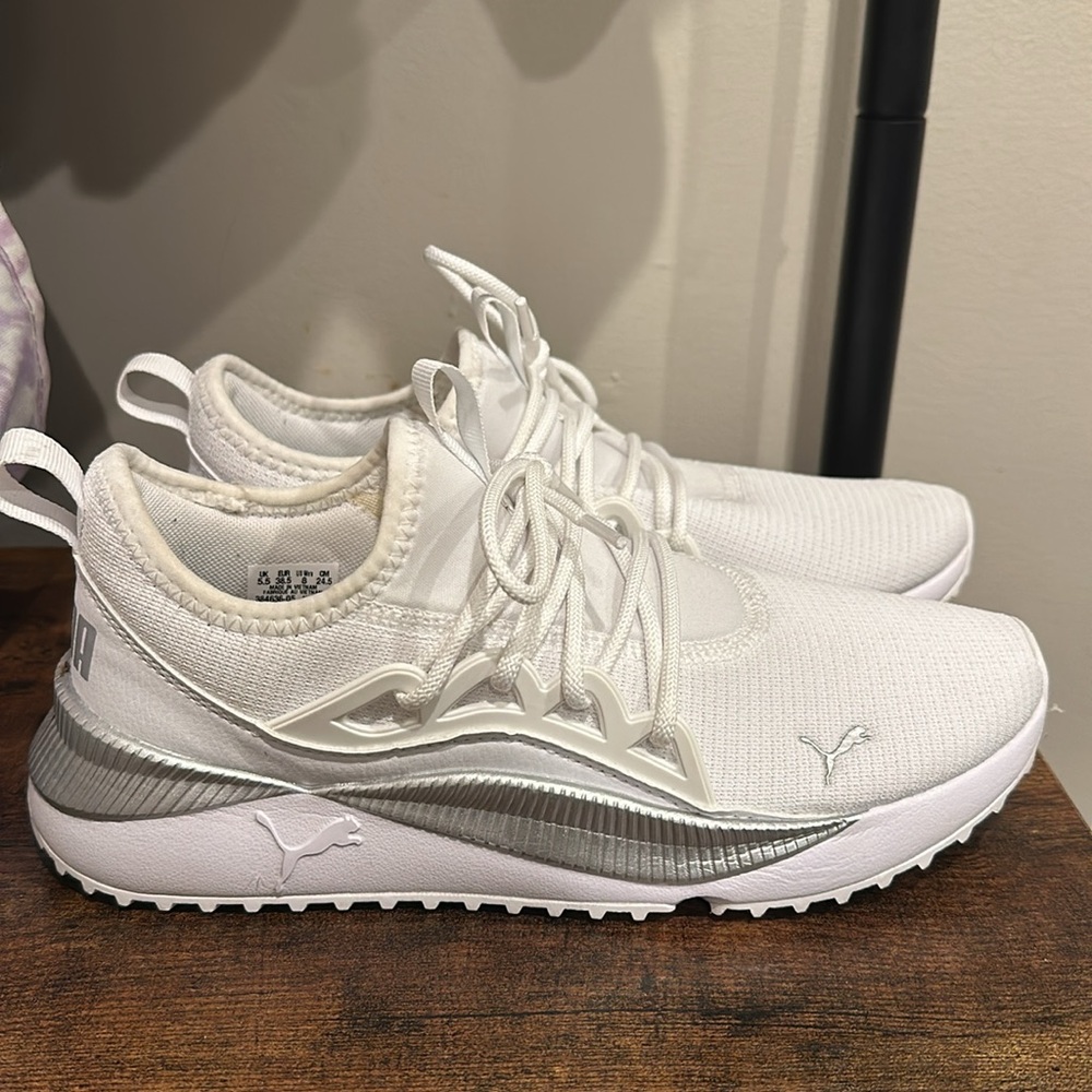Like new women’s puma sneakers